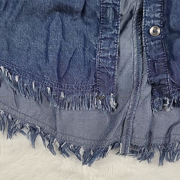ROCK & REPUBLIC Frayed Denim Sleeveless Button Up Top [SIZE LARGE]‎ - Picture 3 of 5